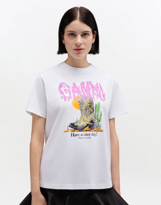 Camiseta Ganni blanca botas vaqueras